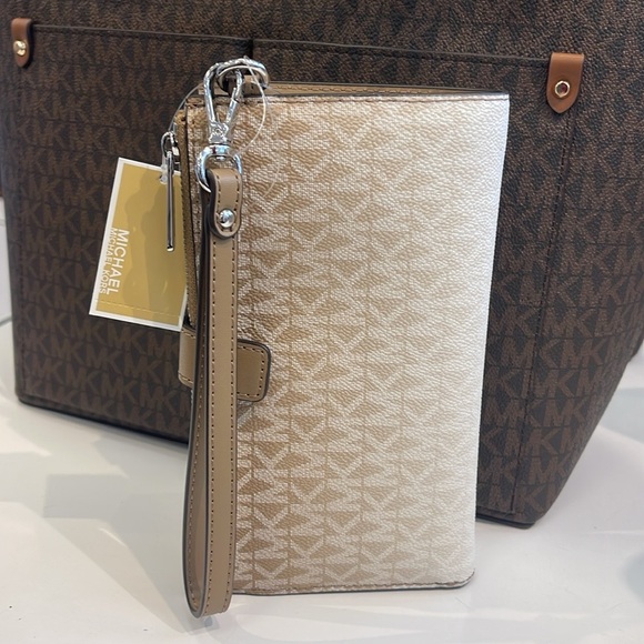 MICHAEL KORS
Jet Set Large Logo Signature Double-Zip Wristlet-Wallet-Phone Case - Picture 4 of 16